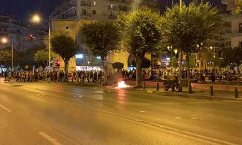 Πορείες στη Θεσσαλονίκη: Φωτιές από αντιεξουσιαστές στην Καμάρα - Εικόνες & Βίντεο